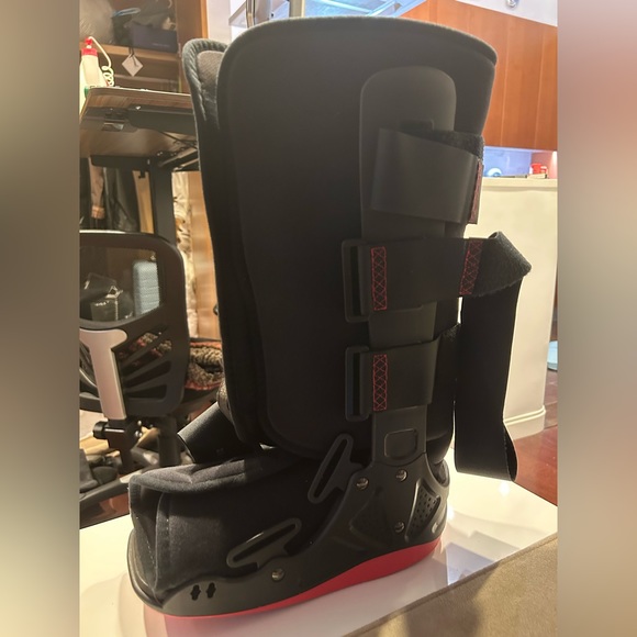 New Knee High Air Cast for Right Foot - Picture 3 of 4